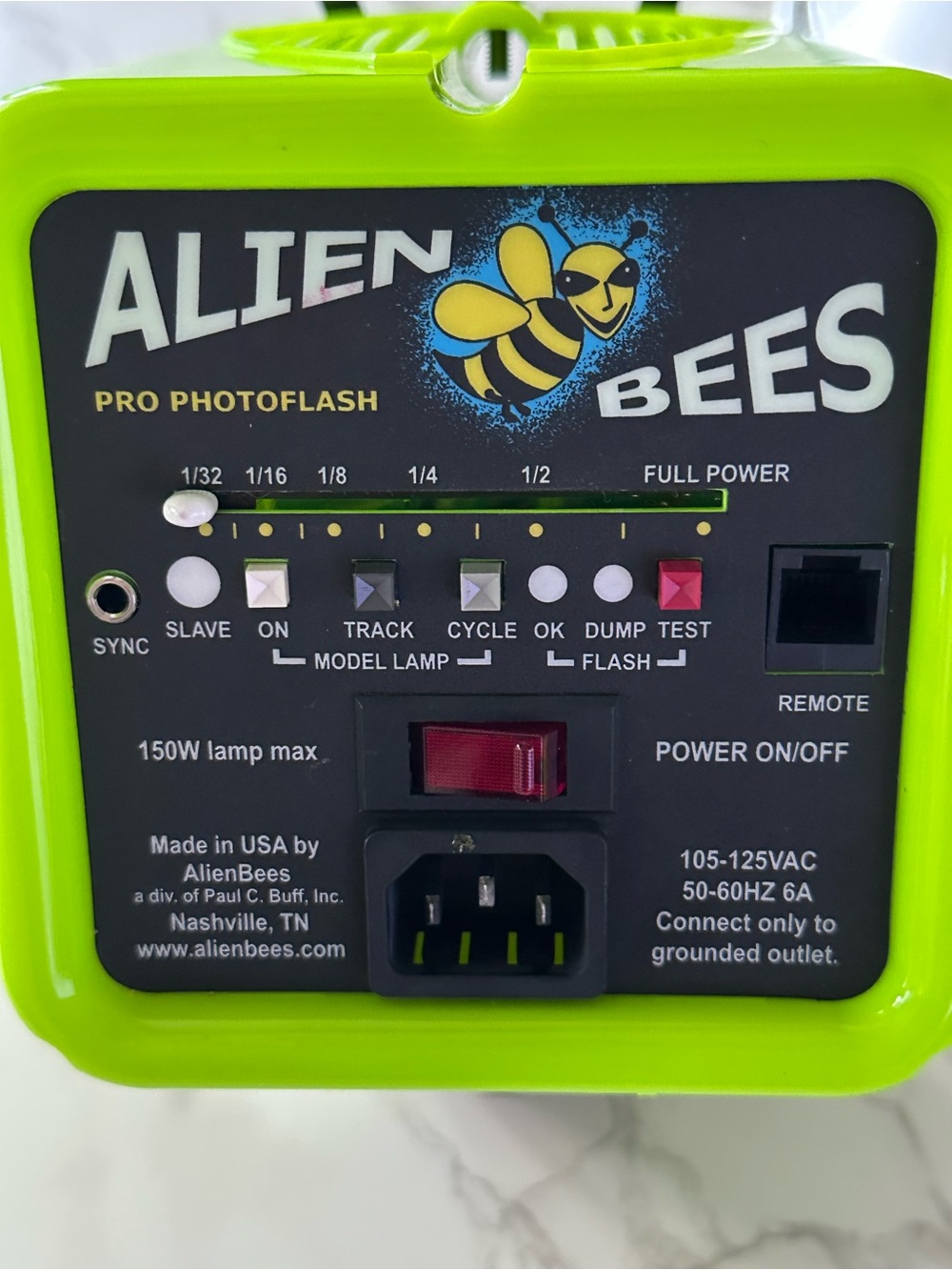 AlienBees · Pro Photoflash B800 - Lime Green Studio Flash with case